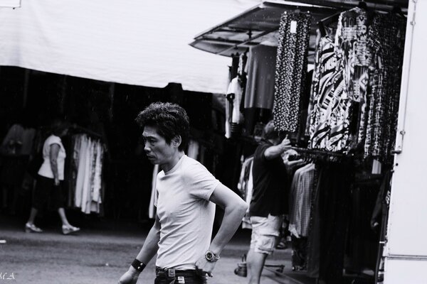 Fotografía en blanco y negro de un hombre en el mercado