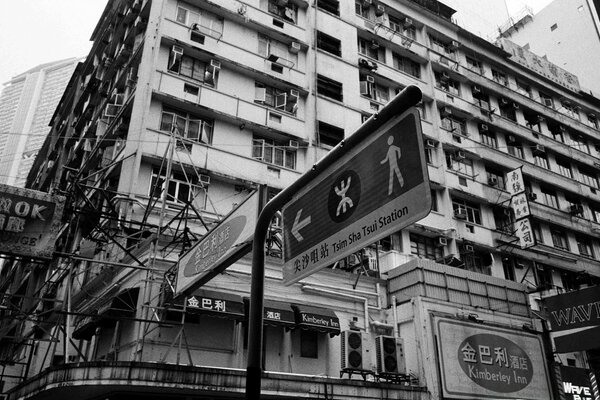 Rue principale de la ville en noir et blanc