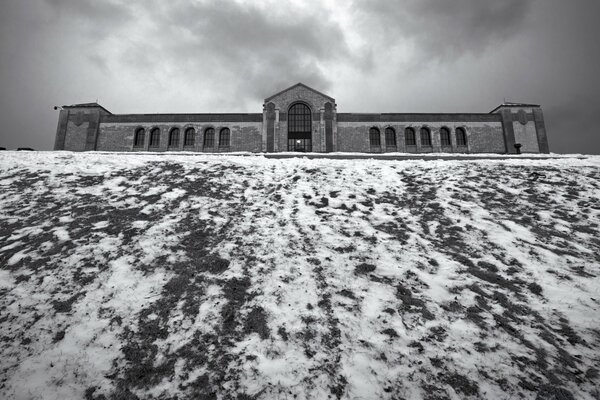 Ungewöhnlich fotografiertes Haus im Schnee