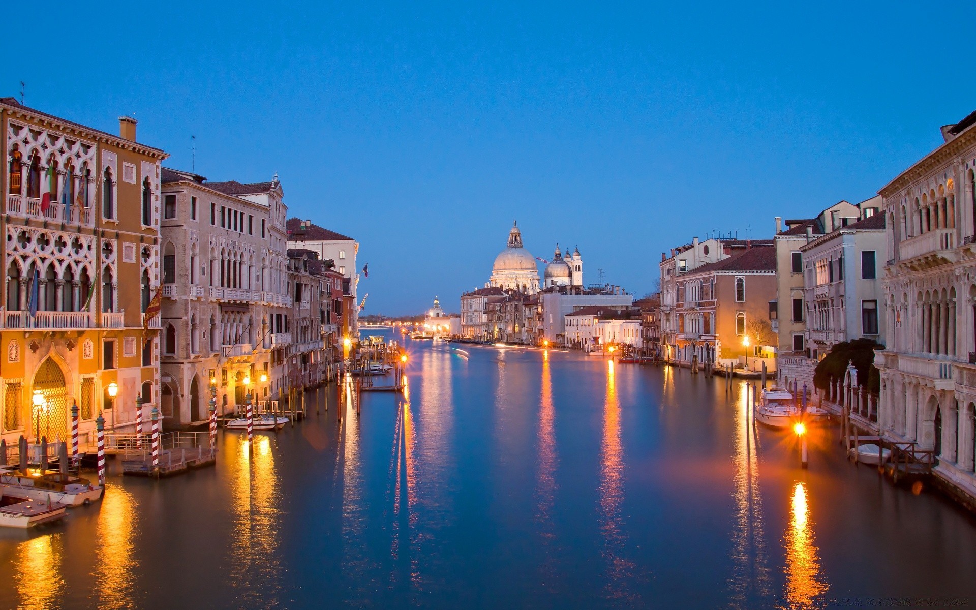 outras cidades canal água arquitetura viagens anoitecer cidade ao ar livre veneziano reflexão rio ponte casa turismo iluminado noite pôr do sol cidade céu gôndolas