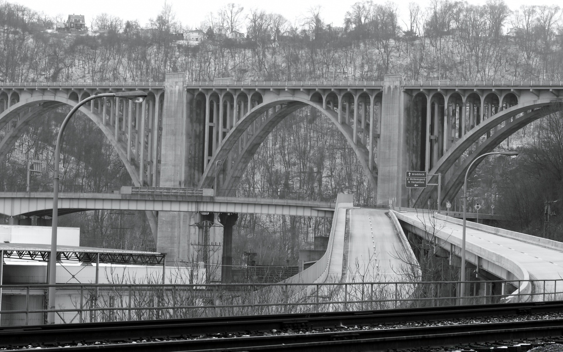 preto e branco ponte sistema de transporte ferrovia trem viagem rio viaduto carro conexão arquitetura estrada tráfego água cidade urbano casa motor