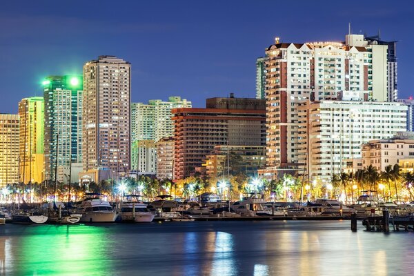 Ciudad nocturna en el agua