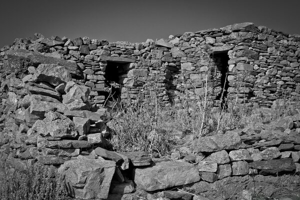 Ruinas de una antigua ciudad cubierta de hierba