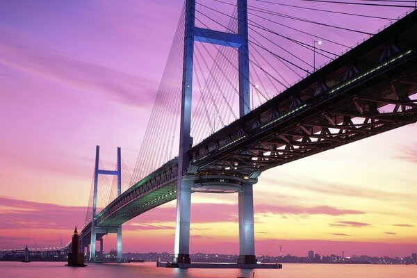 PUENTE SOBRE EL RÍO POR LA MAÑANA