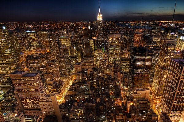 Luces centelleantes de la ciudad nocturna