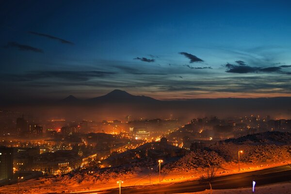 Città serale nella valle delle montagne