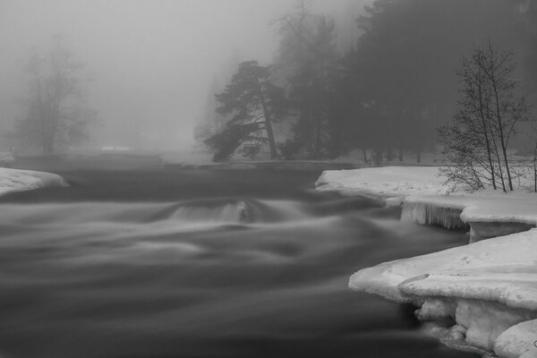 Bella immagine di neve e acqua