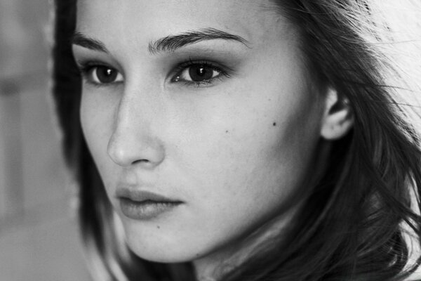 Portrait d une belle fille avec une coupe d oeil de chat