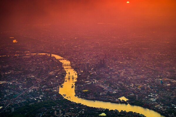 A river flowing through the whole city