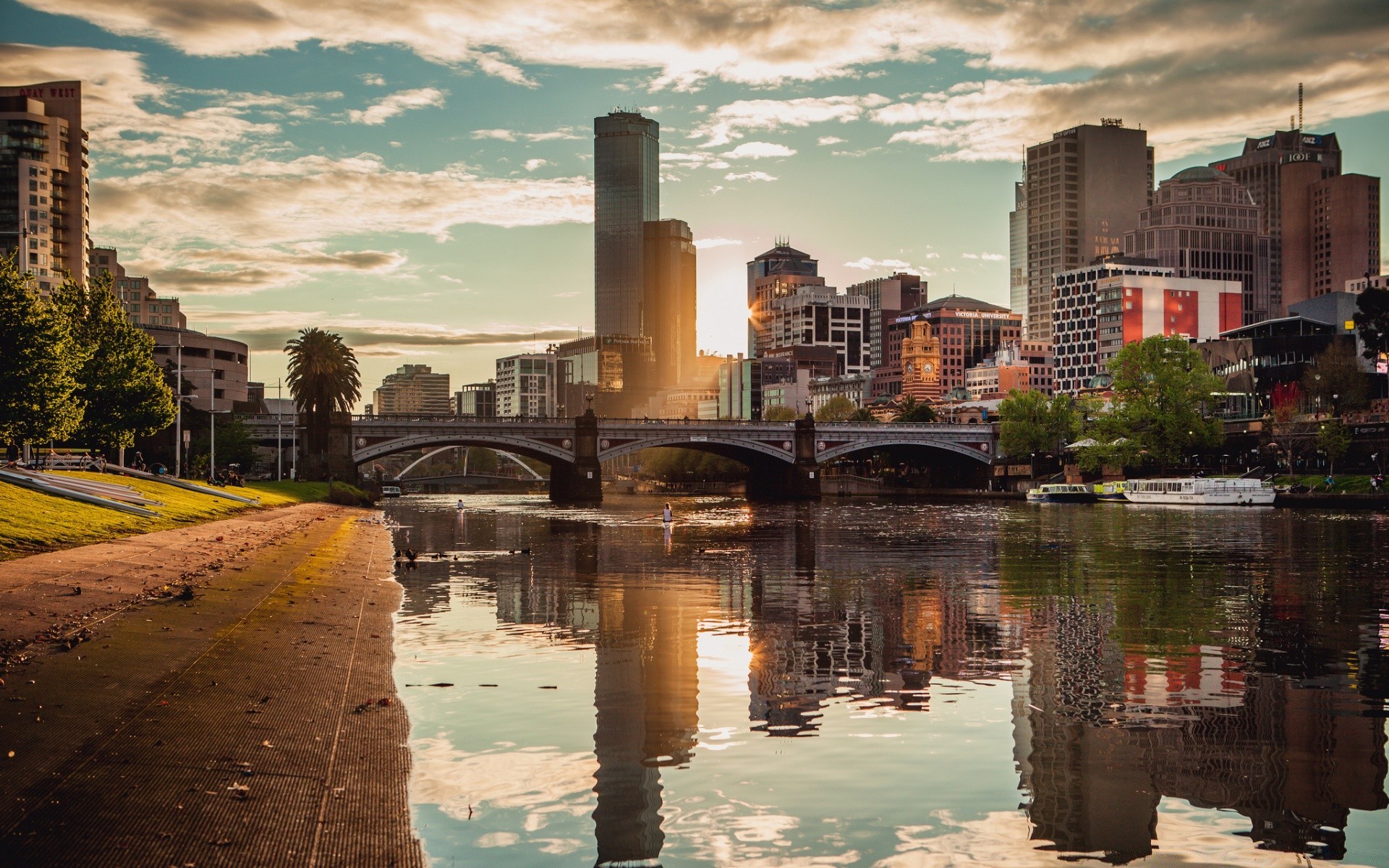 andere städte stadt architektur wasser reisen fluss haus reflexion stadt skyline urban himmel im freien sonnenuntergang innenstadt brücke wolkenkratzer dämmerung abend