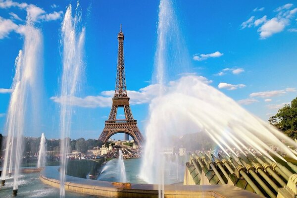 A torre principal atração da França