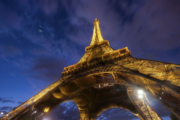 Voyages. La tour Eiffel repose sur le ciel