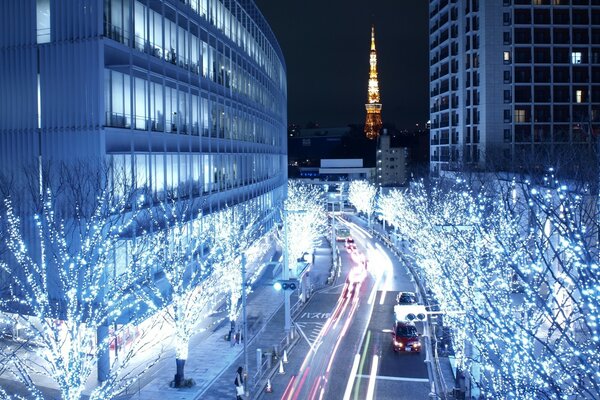 Bella città luminosa notturna