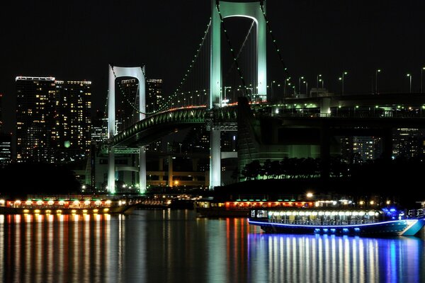 Puente arquitectónico en el contexto de la ciudad nocturna