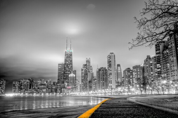 Imagen gris de la ciudad con elementos de color contrastantes