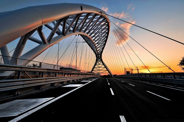 Eine Reise über eine moderne Brücke