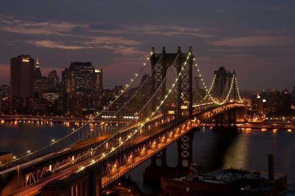 Bela ponte noturna sobre o rio