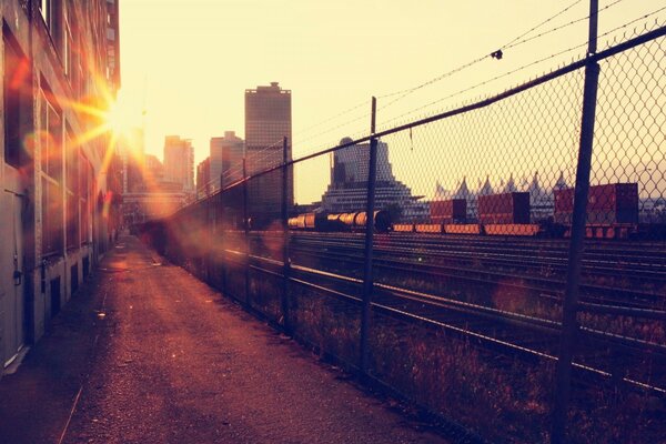 Puesta de sol en la metrópoli en el verano en la puerta de entrada