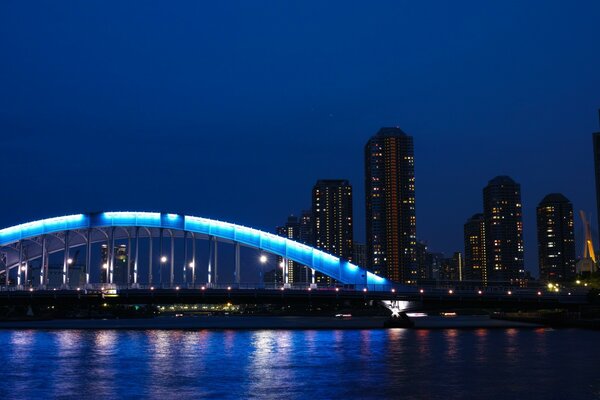 Leuchtende Brücke auf dem Hintergrund der städtischen Gebäude