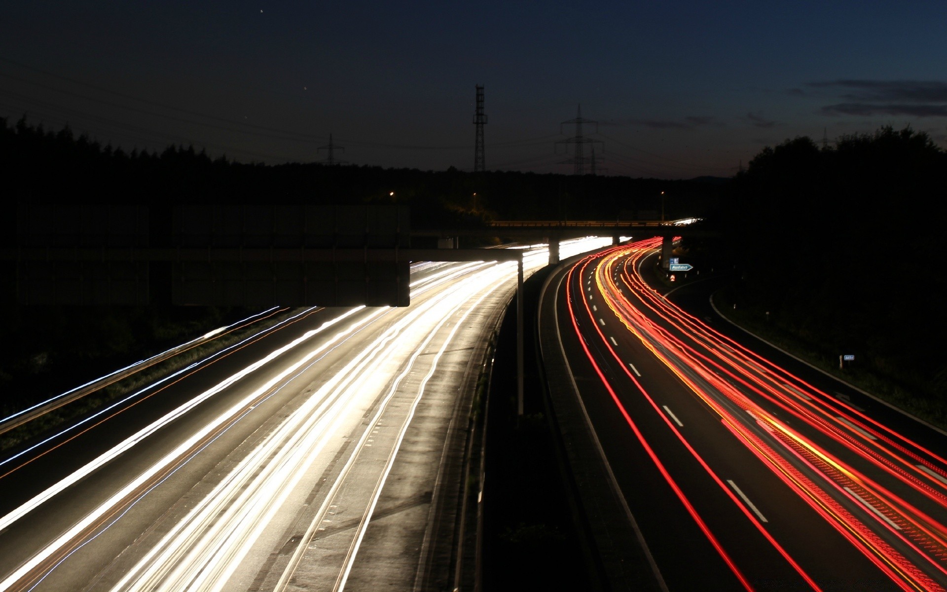 andere städte autobahn straße transportsystem schnell verkehr auto unschärfe straße sehnen führer beeilen sie sich verkehr reisen lange brücke abend stadt licht fahren