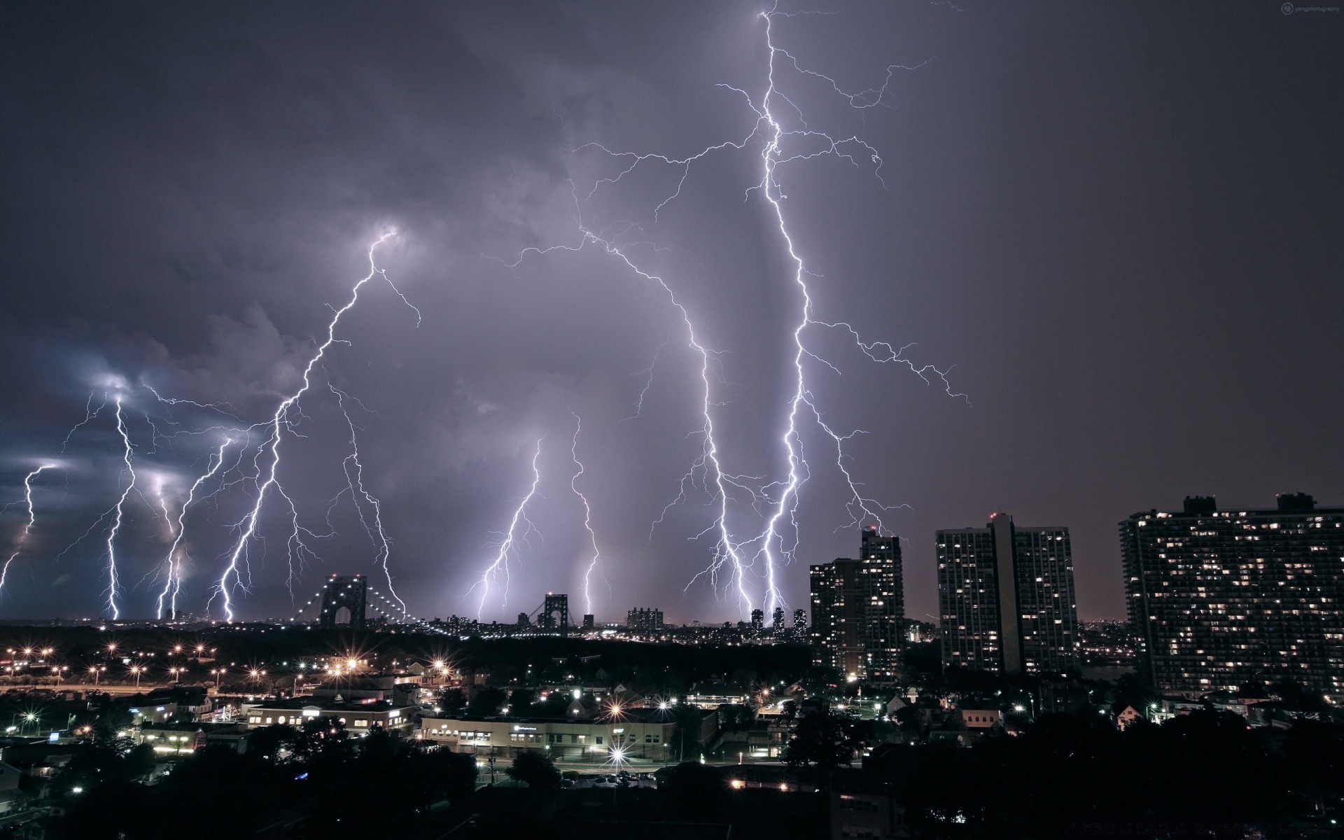 altre città fulmine tempesta tuono temporale città pioggia cielo skyline fulmine città tramonto scuro drammatico flash urbano colpo luce casa grattacielo sera