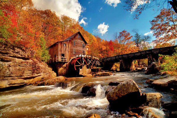 Die Brücke führt zur Mühle am Fluss