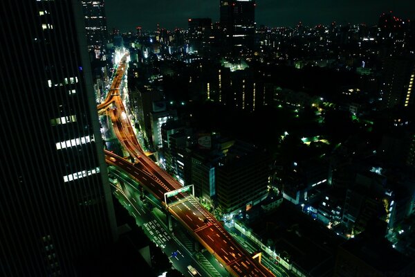 Vista desde un rascacielos de la ciudad nocturna