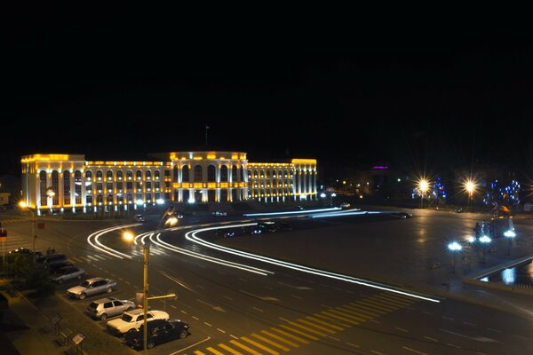 Trafic nocturne dans la ville