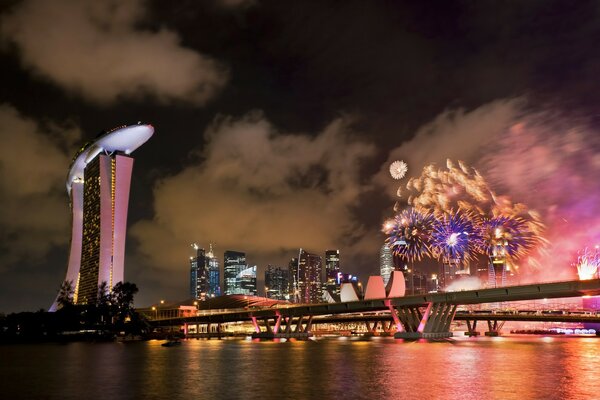 Fuegos artificiales nocturnos sobre la ciudad