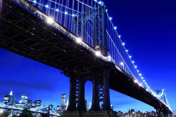 El puente de Brooklyn brilla por la noche