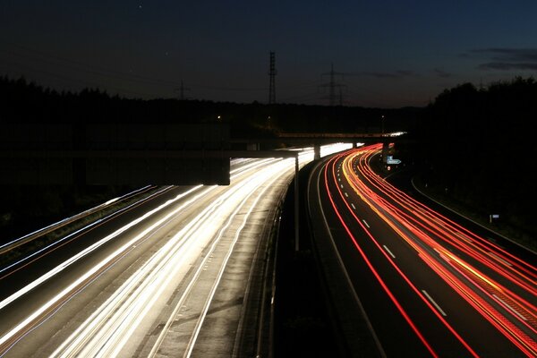 Nächtlicher Verkehr in der Stadt