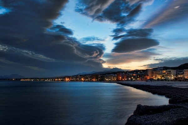 Spiaggia di mare con case al tramonto