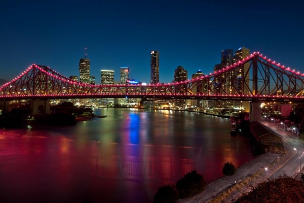 La increíble belleza del puente de la ciudad de la noche