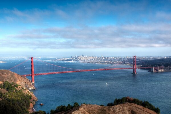 Die berühmte wundervolle Brücke in San Francisco