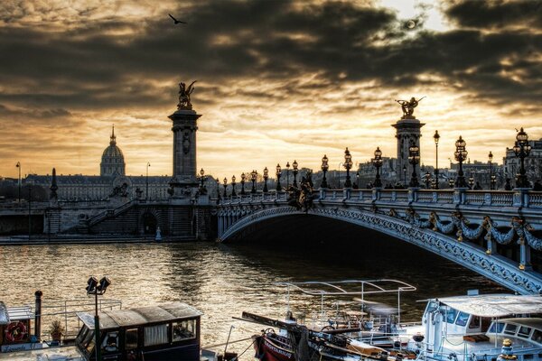 Nuvole al tramonto sull acqua