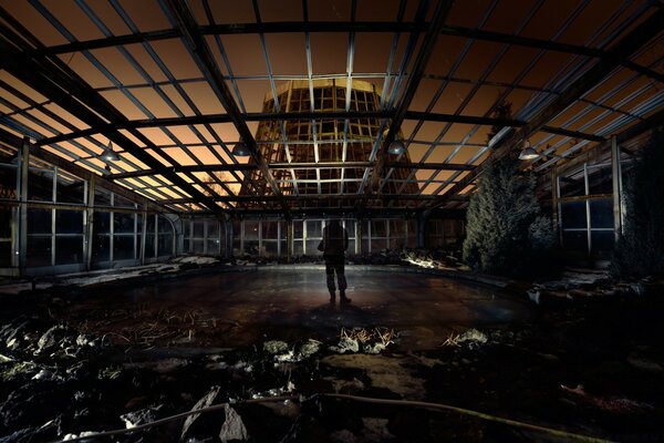 Num edifício abandonado, um homem é visto.