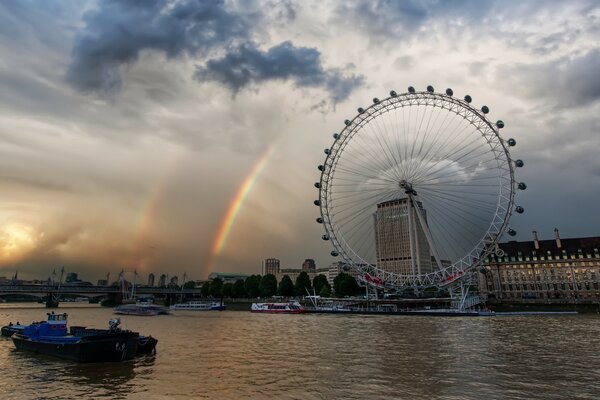 Riesenrad am Ufer eines stillen Sees