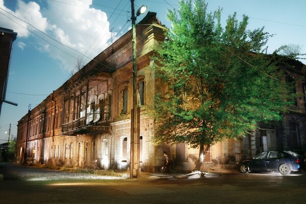 Arquitectura de la ciudad y el árbol cerca