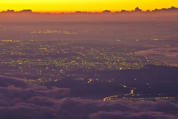 Sonnenuntergang über den Lichtern der Großstadt