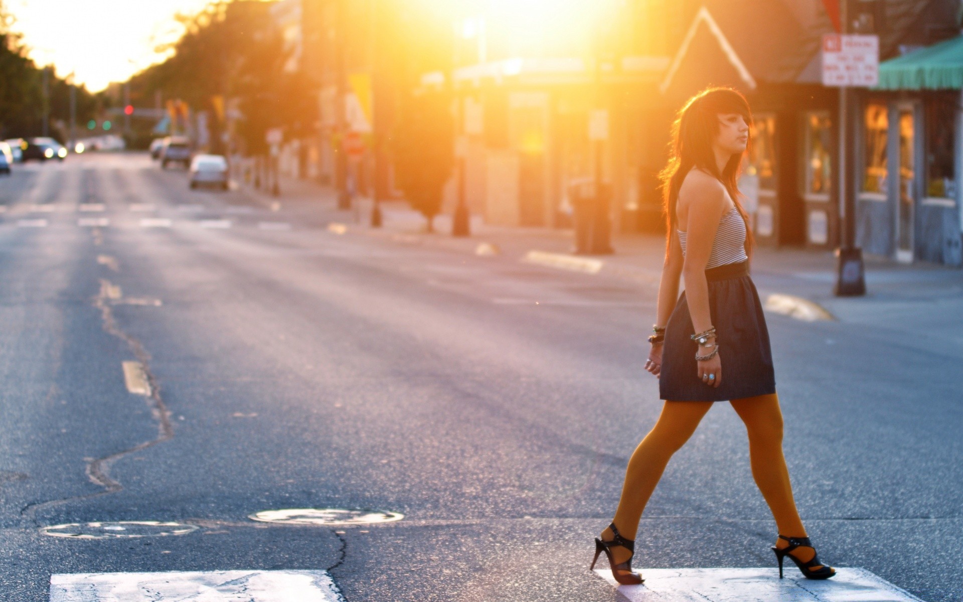 altre città strada strada donna sfocatura adulto viaggi all aperto città singolo marciapiede asfalto