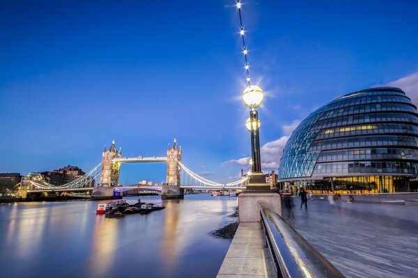 Paysage fascinant de la ville nocturne