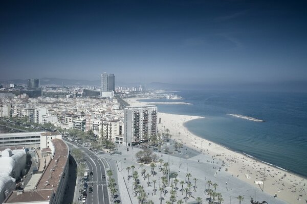 Eine große Stadt am Meer