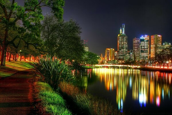 Die Lichter der Stadt spiegeln sich im Wasser wider