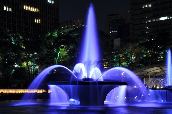 Stadtbrunnen mit Beleuchtung