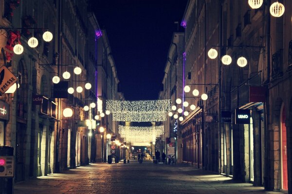 Hermosa calle de la ciudad. Paisaje nocturno