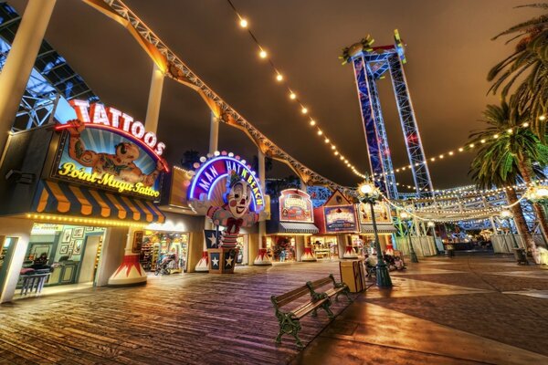 Luces de neón en el parque de atracciones