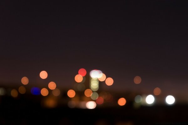 Siluetas de luces de la ciudad en la noche