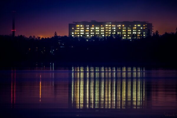 Reflejo acuático de la ciudad del atardecer