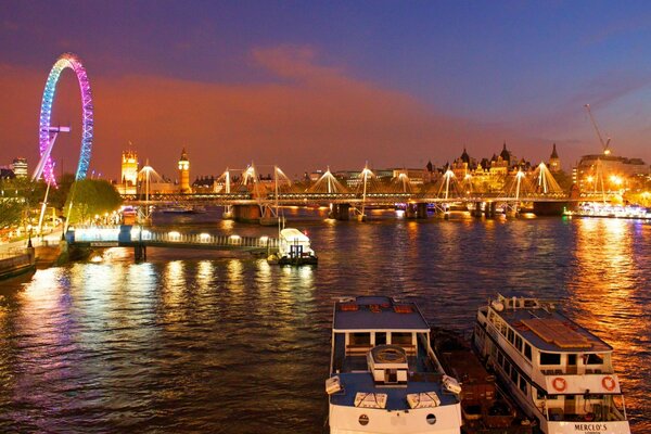 The boat pier is extremely beautiful in the evening