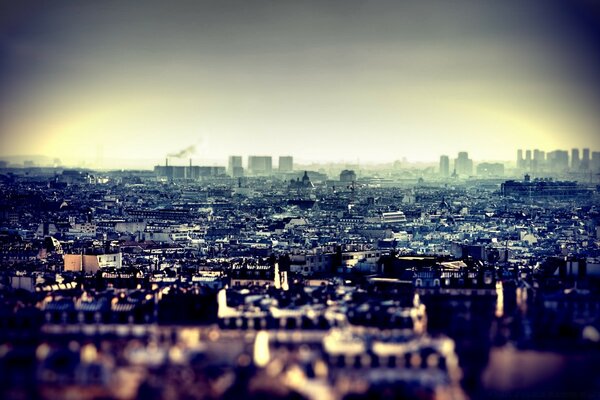 Blick auf die Stadt vom Dach des Hauses